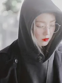 沉默的她