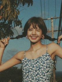 她眼角微翘