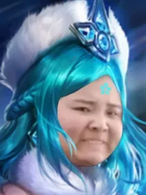 一个憨憨女孩玩王者的悲壮场面