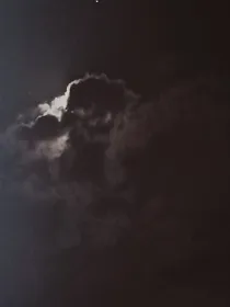 看天上的月，吹人间的风