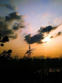 天黑了，雨停了