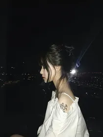 平凡女孩一夜之后变成全球女王殿下