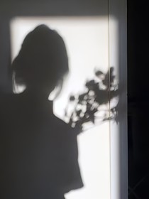 妹妹，离哥哥近点听不到
