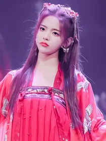 杨超越：出道后在娱乐圈当团宠的日子