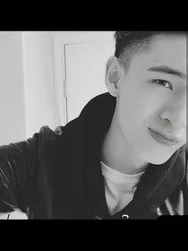 秦霄贤：皎若云间月