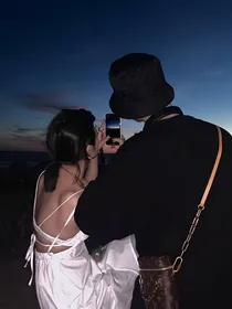 星星不语孤独相伴