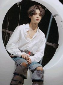 黄明昊……从应援发箍变成头纱