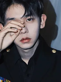 不高兴的小八：妹妹太可爱
