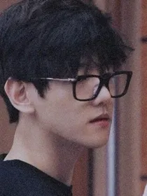 边伯贤：黑色童话