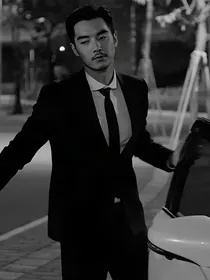 金世佳：偷偷亲一下