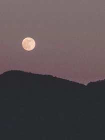 山野上的月亮