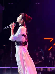 桃花得气美人中