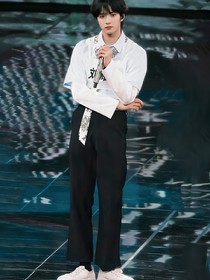 刘耀文：我将玫瑰藏于身后