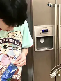 严浩翔：老婆求抱抱