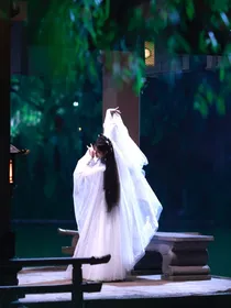 鞠婧祎：月下心动