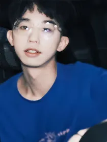 何运晨：小助教，给我亲一口