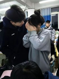 树阴下的他