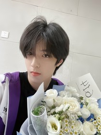 刘耀文：校草哥哥要亲亲