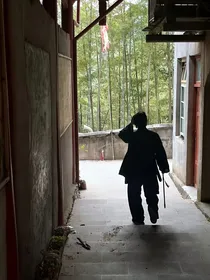 昆仑山怪异事录：毒光之谜