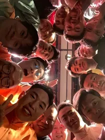 德云社隔壁刘老根大剧院里的机灵丫头