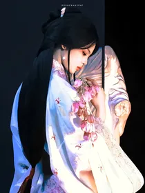 长月烬明：想和白月光贴贴