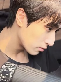 严浩翔：偷看你一秒
