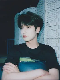 严浩翔：怯她眸