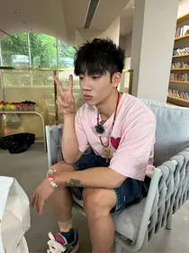 中国说唱巅峰对决：女爱豆变成说唱圈团宠