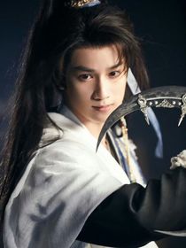 水龙吟：疯批美人在线开大