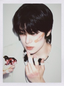 她不哄他了（手持玫瑰）