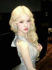 张凌赫：贫瘠里的玫瑰