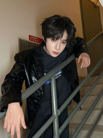 tf四代：总爱偷亲我