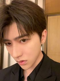 蔡徐坤：能否再靠近一点