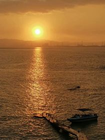 后来啊，月亮失约了，太阳也落山了……