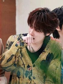 系统要我装废柴，队友全员不对劲