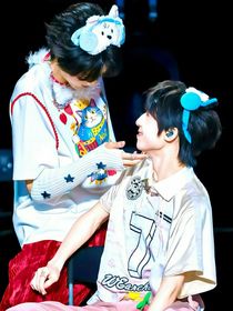 杨桂：穿过人群拥抱你