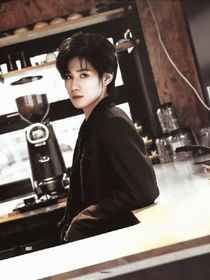 TNT：妹宝她有一家牛郎店