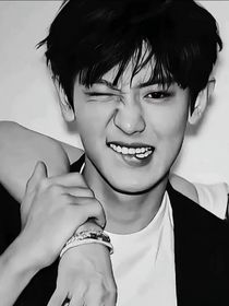 他的浴缸里多了个我