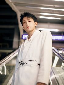 盛夏晚风拂过街角，他一眼沦陷于她眼底星光