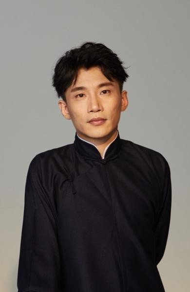 原名 何健 出生日期 1987年3月4日 性别 男 职业 相声演员 搭档 尚九