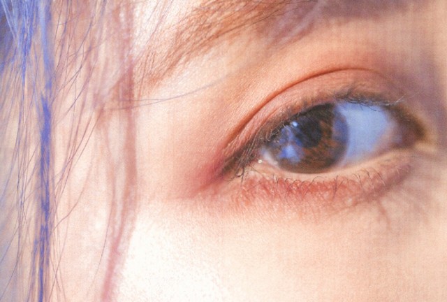 她的双眼迷城一条缝,眼神迷离地盯着自己,少女眼角抹上羞人的绯红宛若