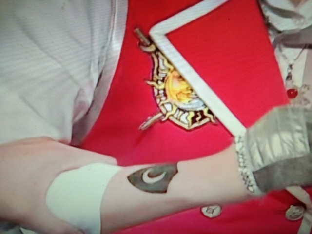 谜亚星(拉过乌克娜娜的手)