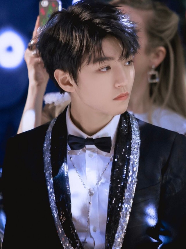 明星同人小说 我的王夫人 王俊凯也就静静的看着她们,他想看看这个