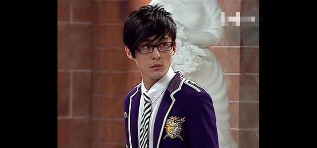 听到自己名字的谜亚星转过头,看到了艾瑞克.