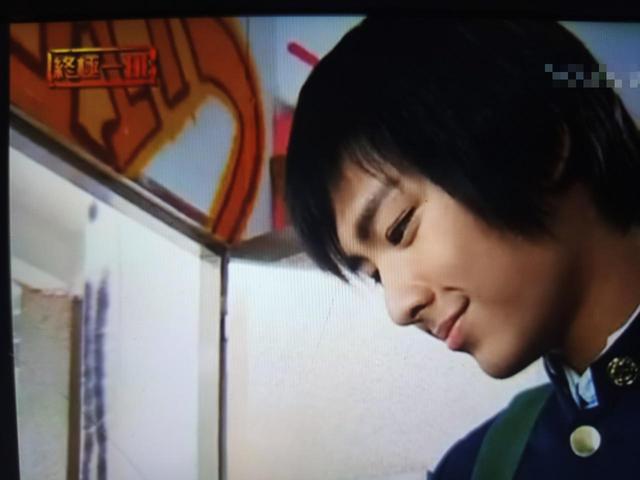 终极一班改编呼延凌雪(看向桌子) 呼延凌雪(笑) 信上的内容:小雨,这是