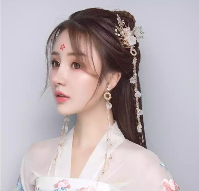 的女孩儿,肤白如雪带着淡淡的粉色,精致的五官,双燕眉带着淡淡的英气