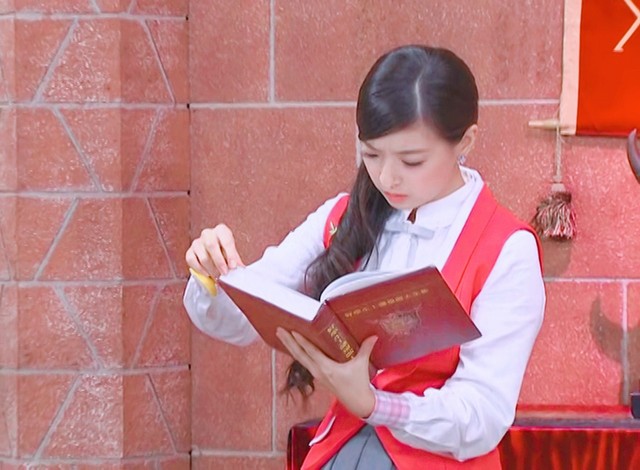 萌学园素材抱图关注