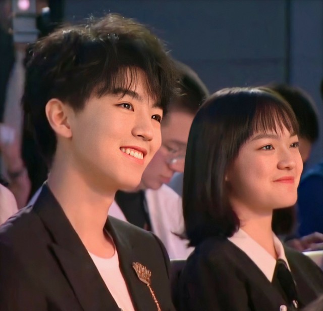 发布会座位,从王俊凯视角的发布会看去: 导演,王俊凯,文淇,郑好