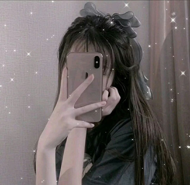 手机挡脸女生图