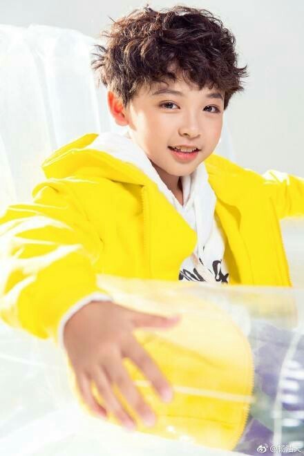 可当主持人:另外要恭喜我们的荣梓杉和王玺翔正式成长少年团里的成员!